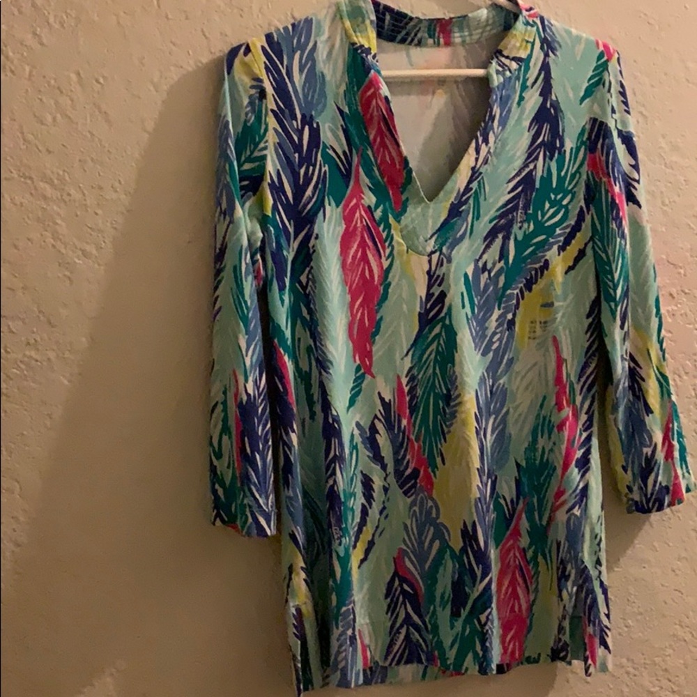 Lilly Pulitzer 3/4 Sleeve V Neck Feather print